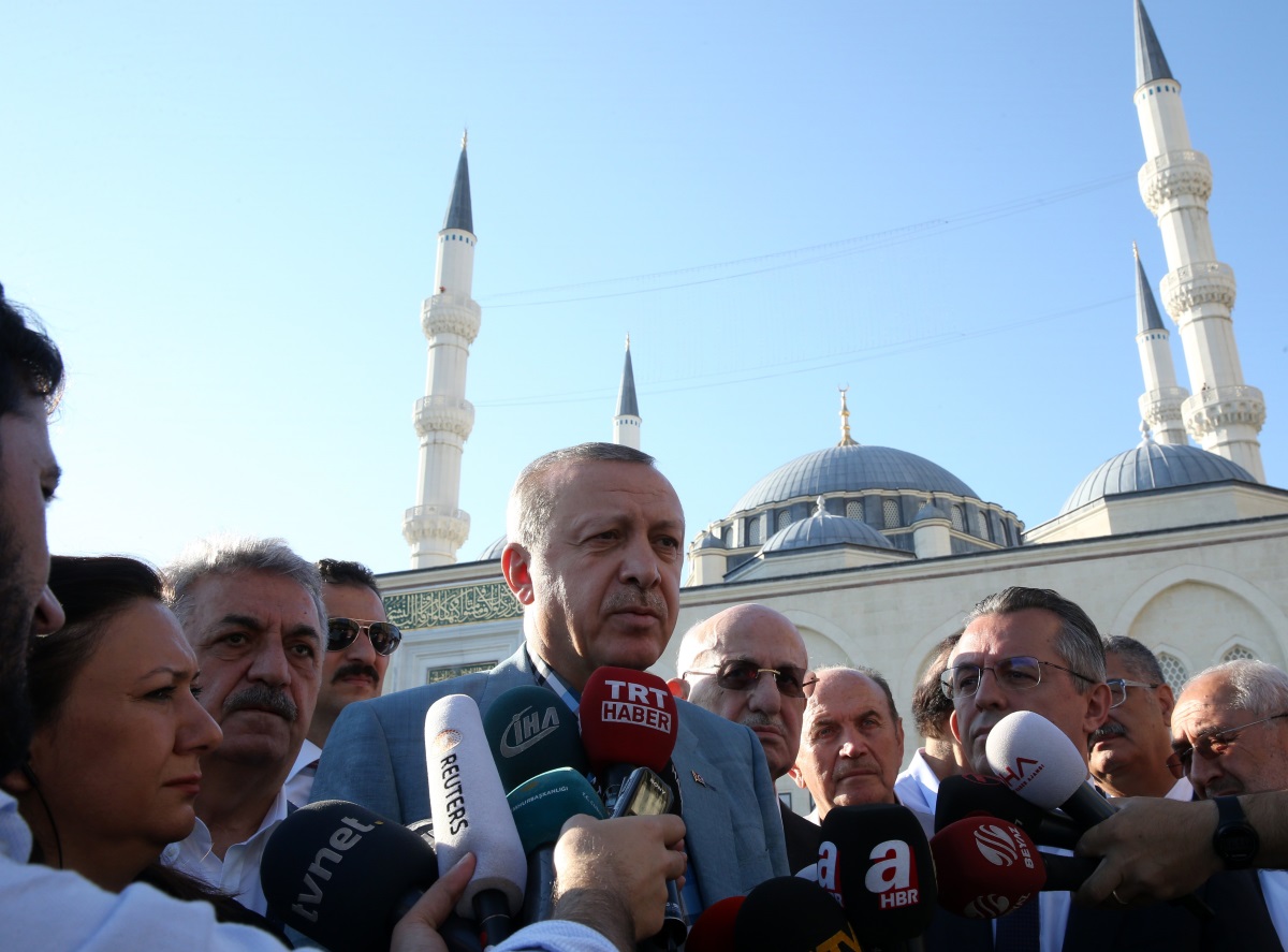 Ердоган приветства поддръжници на излизане от джамията, в която се почуства зле и се наложи да му бъде оказана лекарска помощ