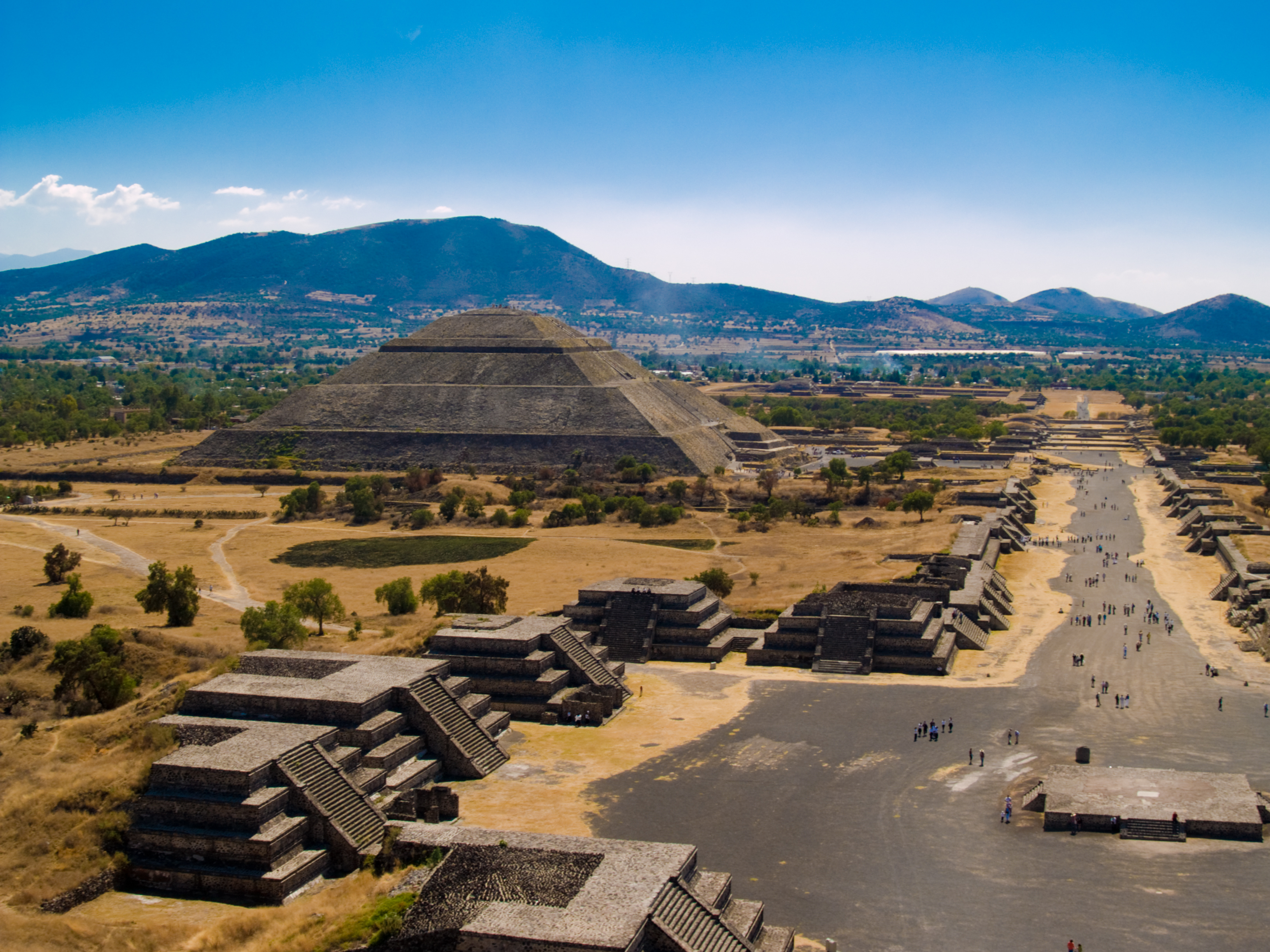 Теотиуакан е археологически обект в Мексико, който е разположен на 48 км североизточно от днешната столица град Мексико. В най-точен превод от науатл, името на града се произнася с ударение върху уа (Теотиуа́кан) и ще рече „Където боговете са сътворени“ или „Място на боговете“. В предколониално Мексико той е представлявал многолюден град, културно-икономически и култово-религиозен център. Основан е около I век пр.н.е. от неизвестни индиански племена. По неизвестни причини градът е напуснат и става необитаем през IX век. 3 века по-късно е „преоткрит“ от ацтеките, които използват храмовия комплекс за култови ритуали.