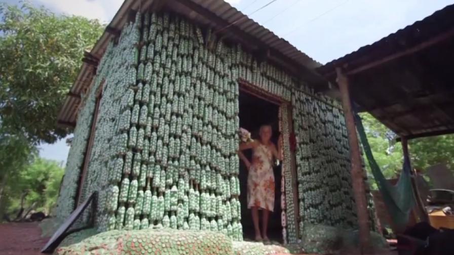 87-годишна жена живее сама в къща от бутилки (видео)