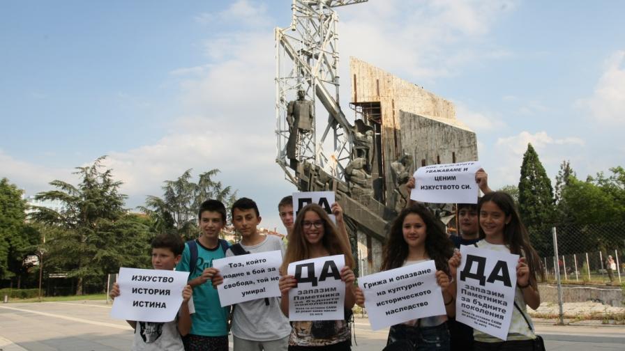 Граждани протестираха в София заради паметник