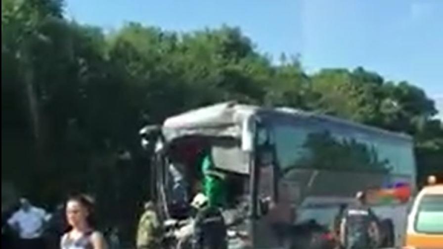 Тежка катастрофа на два автобуса затвори пътя Бургас-Созопол