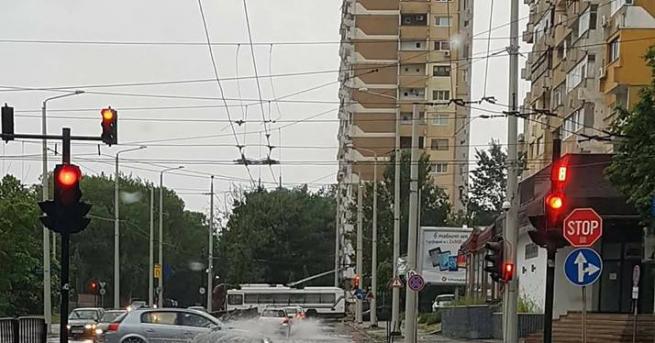 Циклонът Нефели вече обхвана части и от нашата страна На