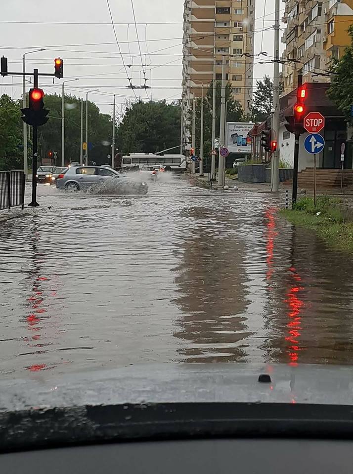 Бури и градушки причиниха огромни щети в цялата страна