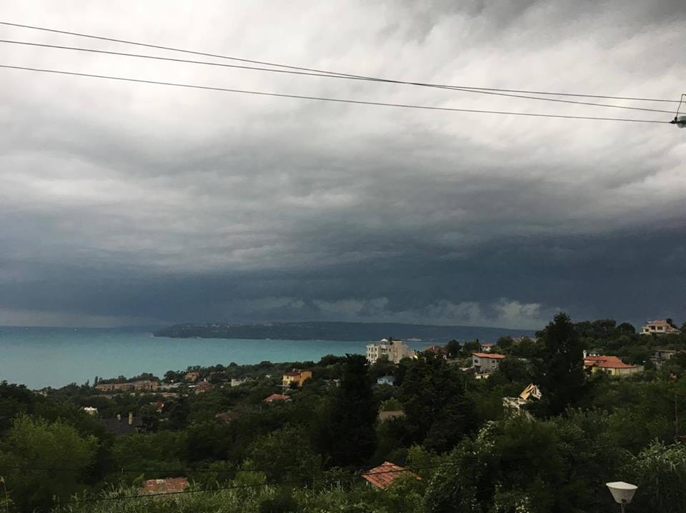 Облачността във Варна непосредствено преди бурята там миналата вечер