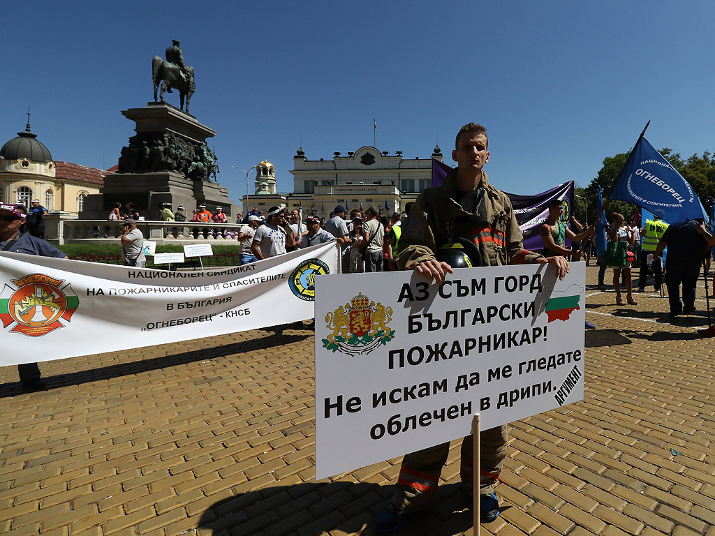 Служителите искат по-високи заплати, нови униформи и нов закон за МВР