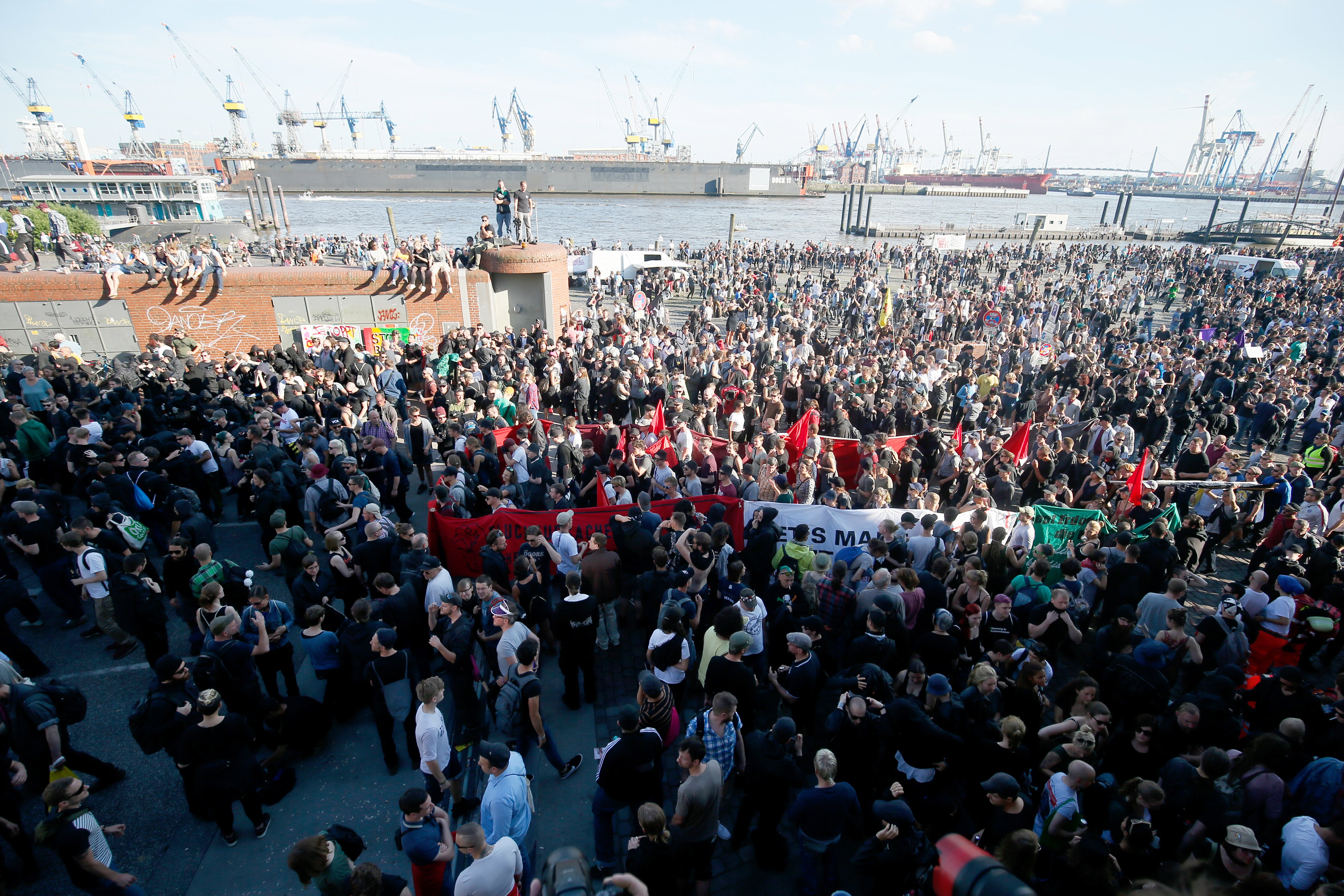 Протестите в Хамбург преди откриването на срещата на Г-20