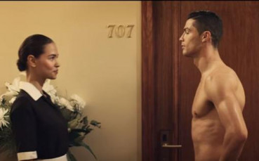 Секси камериерка в хотел сгащи Роналдо по слипове