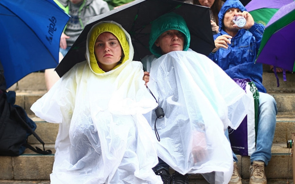 Най-смешната сцена на Уимбълдън: Мъж срещу дъждобран