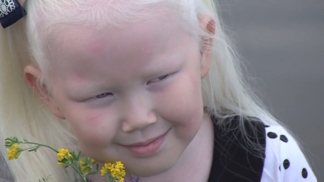 Това е 8-годишната сибирската принцеса Нарияна Иванова. Снежнобялото момиченце е залято от предложения за фотосесии.