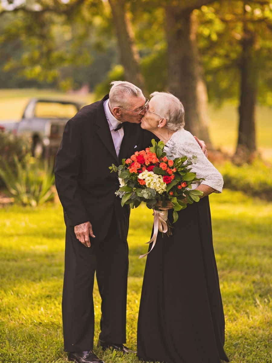 И след 65 години брак те не спират да се целуват всеки ден.