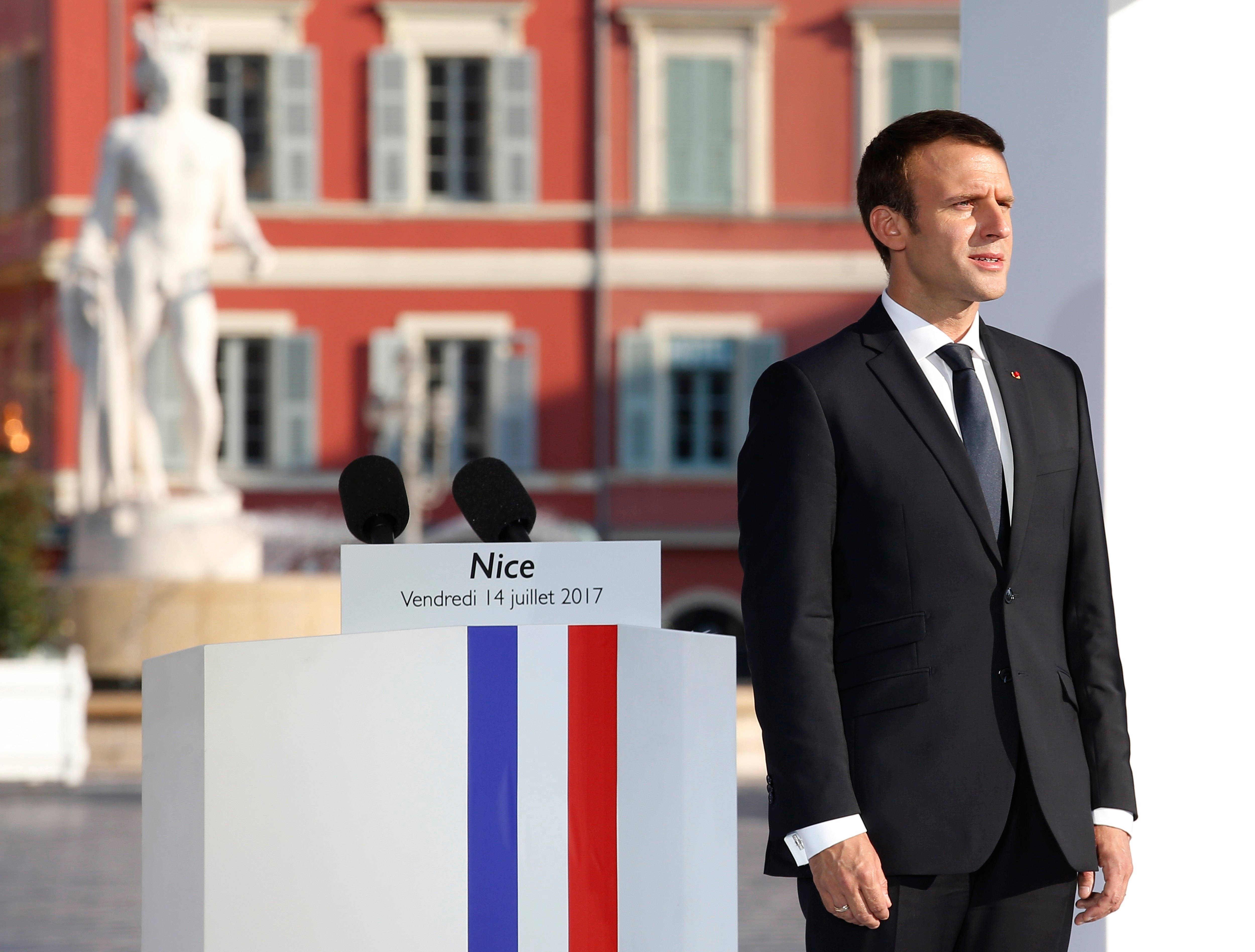 На трибуната за почетните гости до Макрон и съпругата му стояха бившите президенти Франсоа Оланд и Никола Саркози, а до тях беше и князът на Монако Албер Втори