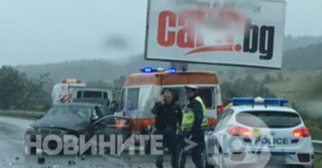 Лек автомобил катастрофира на магистрала Тракия в близост до Ихтиман