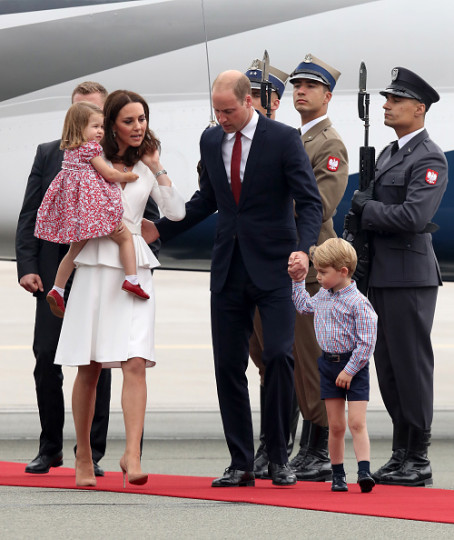 <p>&nbsp;Британският принц Уилям и съпругата му Кейт започват днес петдневно посещение в Полша и Германия. Херцогът и херцогинята на Кембридж пристигнаха днес следобед във Варшава заедно със своите деца - 3-годишния принц Джордж и 2-годишната принцеса Шарлот.&nbsp;</p>