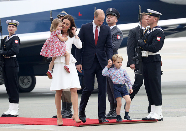 <p>&nbsp;Британският принц Уилям и съпругата му Кейт започват днес петдневно посещение в Полша и Германия. Херцогът и херцогинята на Кембридж пристигнаха днес следобед във Варшава заедно със своите деца - 3-годишния принц Джордж и 2-годишната принцеса Шарлот.&nbsp;</p>