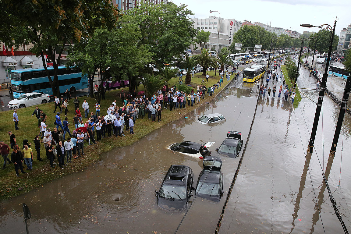 Проливни дъждове засегнаха и най-големия турски град Истанбул. В резултат на валежите са наводнени няколко метростанции, подземни паркинги и тунели.