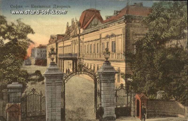 Източната порта към бул. "Цар Освободител", в дъното - площад "Александър I" и ул. "Търговска"