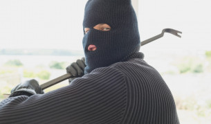 Неизвестни мъже пребиха общинарка във Велинград