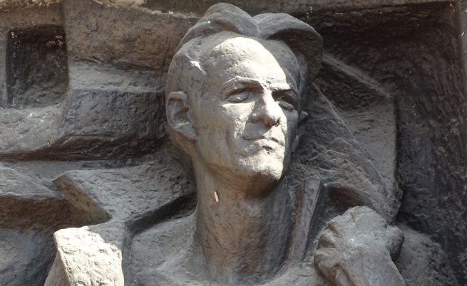  Паметникът на Никола Вапцаров в Благоевград 