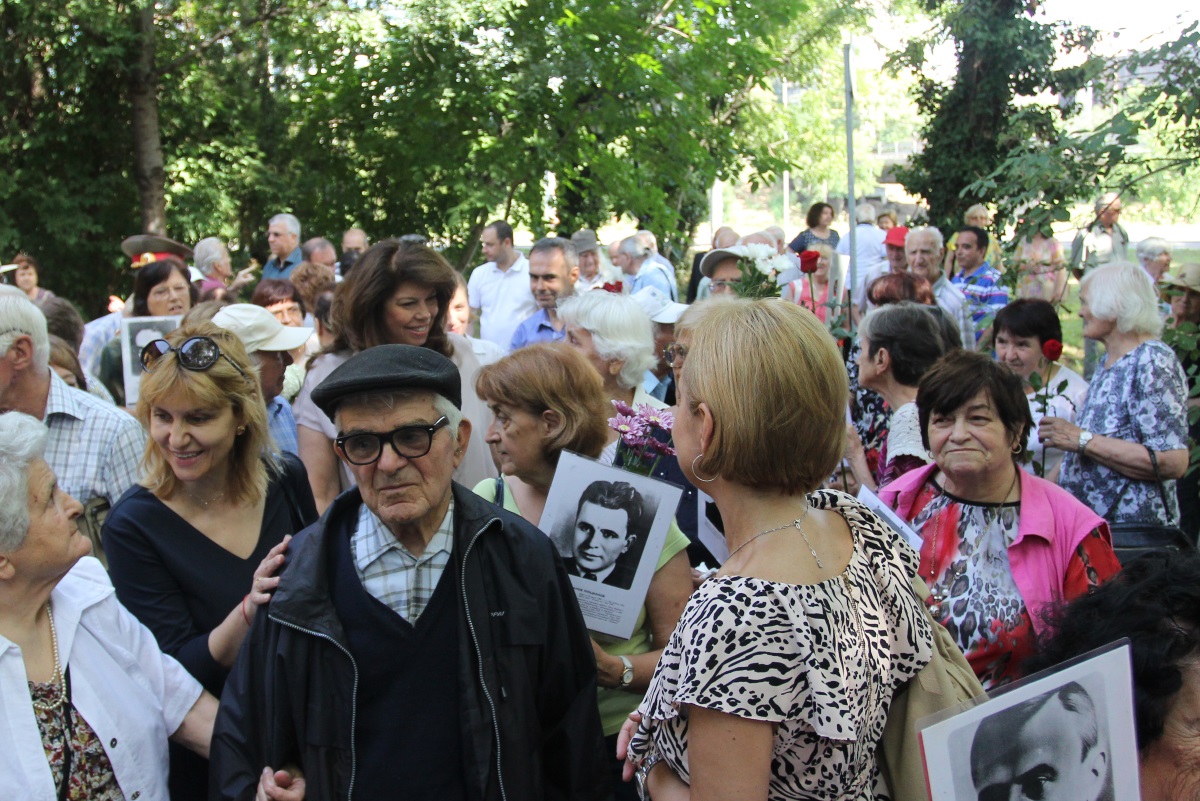 23 юли на мемориал „Гарнизонно стрелбище“ Илияна Йотова, Корнелия Нинова и граждани поднесоха цветя по повод на гибелта на Никола Вапцаров.