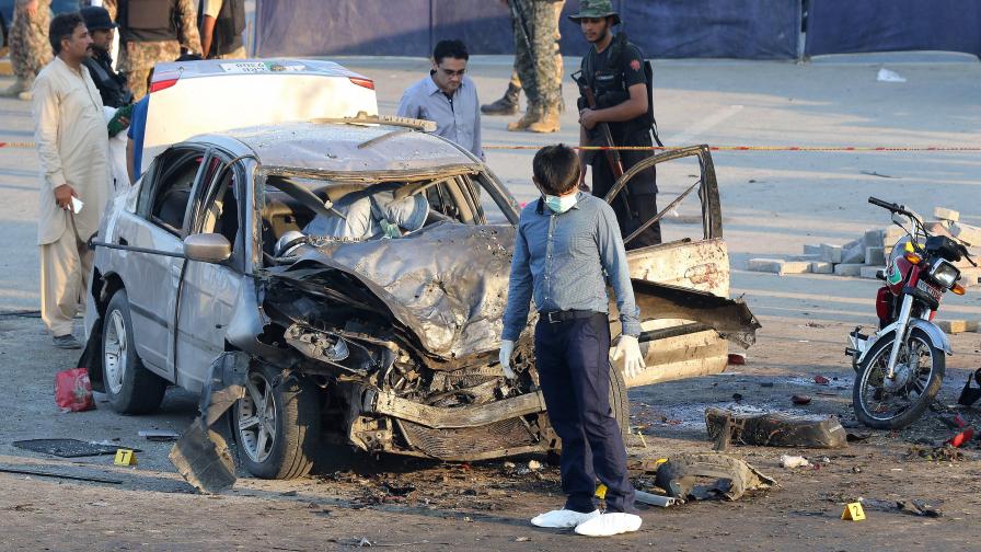 Най-малко 26 души загинаха след взрив на пазар в Пакистан