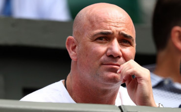 Агаси има нов ученик - секси тенисистка