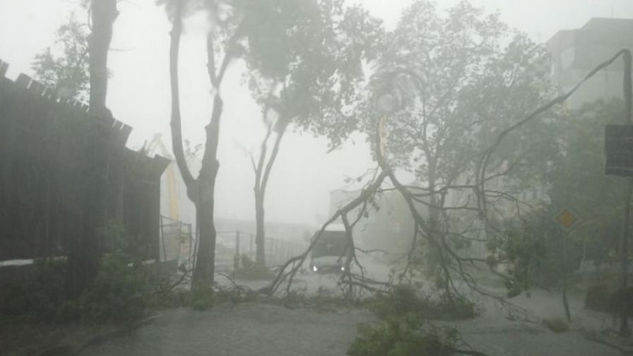 Снимка от Бургас, който бе връхлетян от буря този следобед
