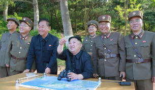 Ким Чен Ун и севернокорейски военни наблюдават успешния ракетен тест