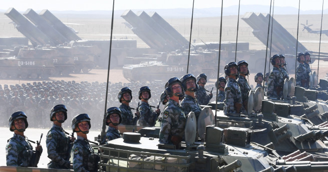 Китай отбеляза с голям военен парад 90 години от създаването