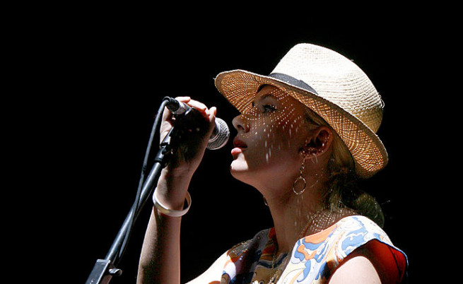  Йохансон пее дружно с The Jesus And Mary Chain на фестивала Coachella 2007. 