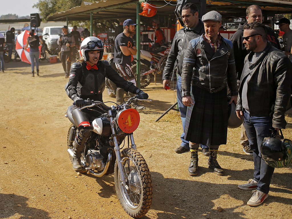 Състезанието за любители мотористи Stof Skop в The Walkerville Dirt Oval, южно от Йоханесбург, Южна Африка. Любители на мотоциклетите се събират на прашната овална писта, за да се състезават по помежду си в различни категории. Надпредварата е за забавление, победителите получават малки награди, а всички си тръгват доволно прашни.