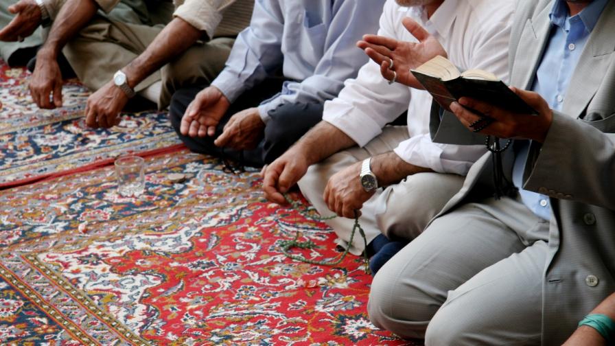 Мюсюлманите празнуват Рамазан Байрам, молитвите ще са на открито