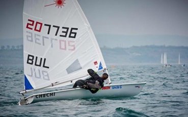 Стефани Музакова продължава да води на държавното по ветроходство