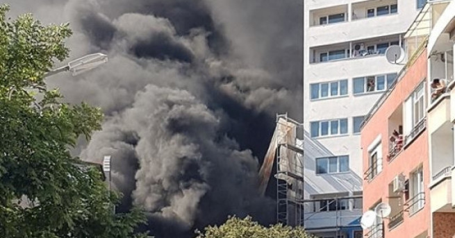 Пожар избухна край блок 81 в бургаския ж.к. „Лазур”, а