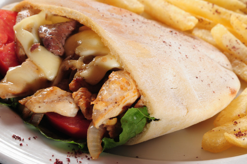 <p><strong>Гирос</strong>&nbsp;- най-популярното бързо хранене в Гърция. Това е гръцкият еквивалент на дюнера.</p>