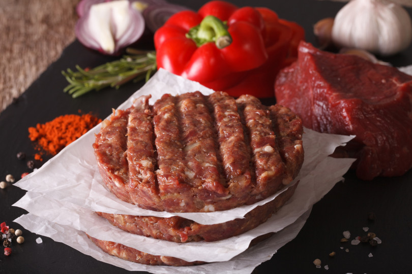 <p><strong>Плескавица&nbsp;</strong>- типично сръбско ястие. Това са плоски, кръгли дискове, направени от смес от говеждо, телешко, агнешко или свинско месо (отново, в зависимост от местоположението ви).</p>