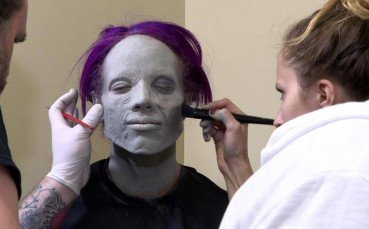 Секси кечистка се превърна в зомби