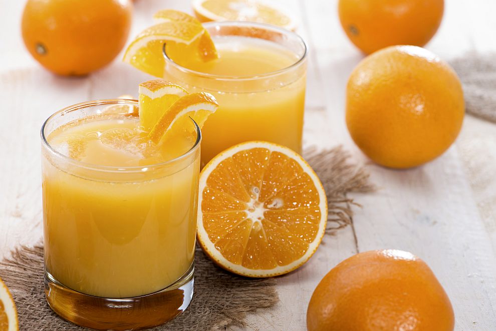 Портокалов сок<br />
Консумацията на 150 мг портокалов сок дневно осигурява изобилие от витамин С, който също е важен за производството на колаген, както и за възстановяването на кожата от вредите, нанесени от замърсителите във въздуха, слънчевата светлина, цигарения дим и изгорелите автомобилни газове. Необходимо е хората да си набавят достатъчно дневно количество витамин С, тъй като той се разрушава лесно и не се складира. Освен портокалите, отличен източник на витамина са грейпфрутите, ягодите, чушките и тъмнозелените листни зеленчуци. 