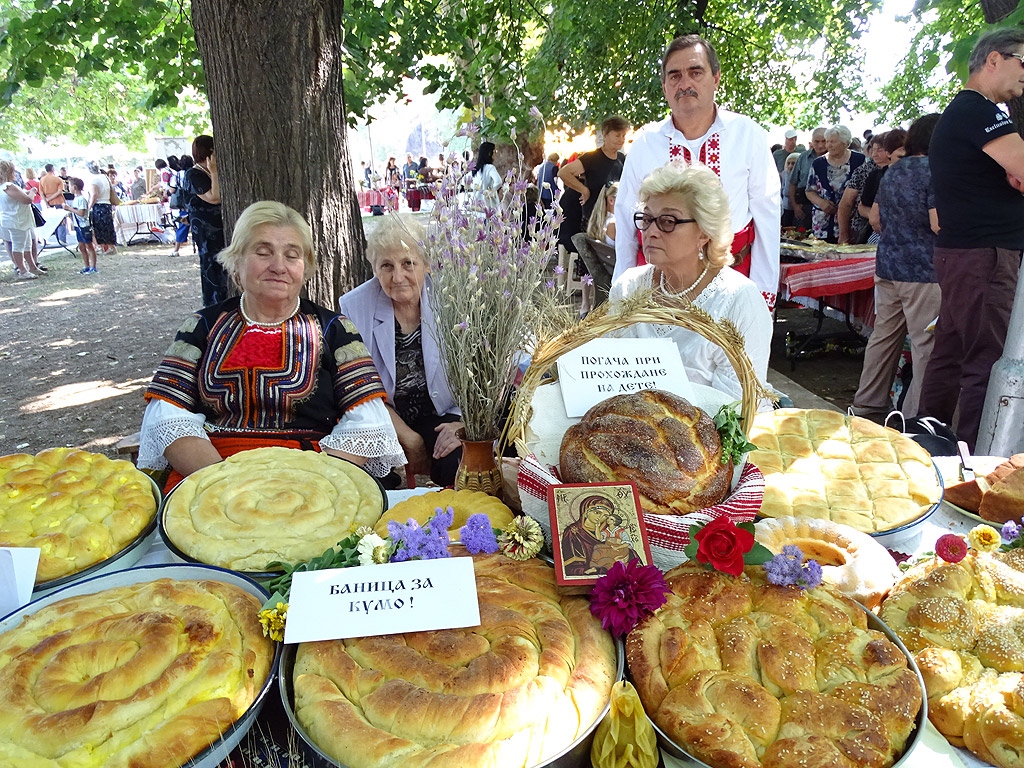 Панагия - въздигане на хляба - Фото галерии - Vesti.bg