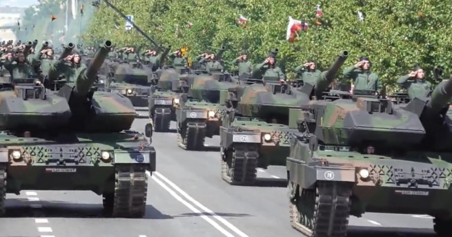 Над 1500 войници маршируваха по улиците на Варшава, за да