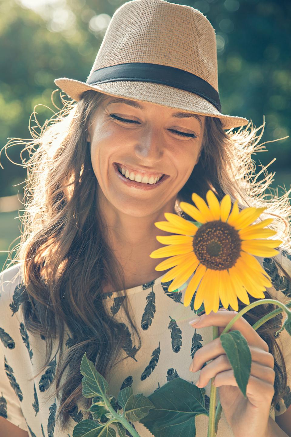жена усмивка цветя природа щастие спокойствие