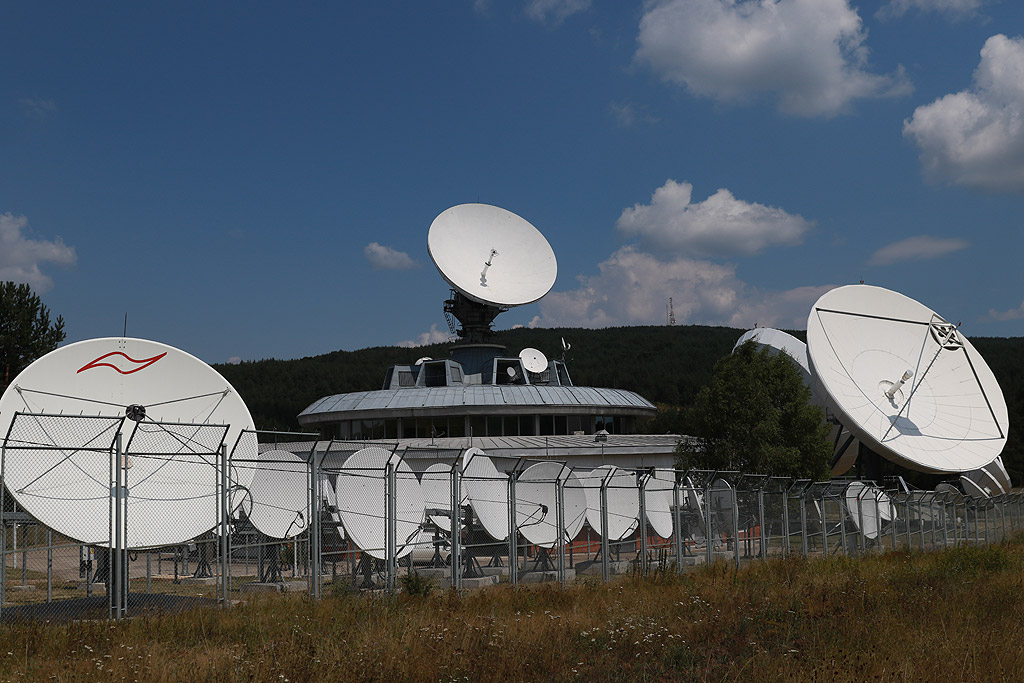 Станцията е единствена в България, която разполага с Интелсат стандарт „А“ земни станции, работещи в професионалния „C“ обхват (6/4GHz). Двете антени са с диаметър по 18,3 метра, всяка една тежи по 70 тона, усилването на сигнала по мощност е близо 1 млн. пъти (60 dB), а лъчът от антената е фокусиран на 1/6 от градуса. Тези параметри дават изключително висока надеждност на сателитната връзка, минимално време на прекъсване при слънчева интерференция и необходимост от по-малка честотна лента при една и съща скорост.