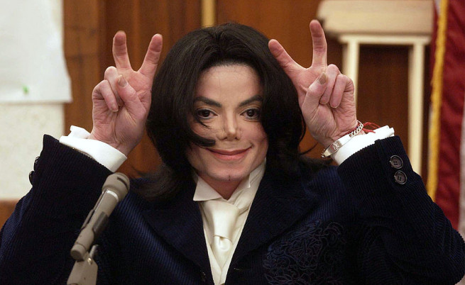Майкъл Джексън по време на дело през 2002.