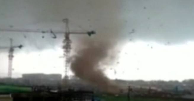 Китайската телевизия CCTV днес показа кадри на опустошително торнадо, което