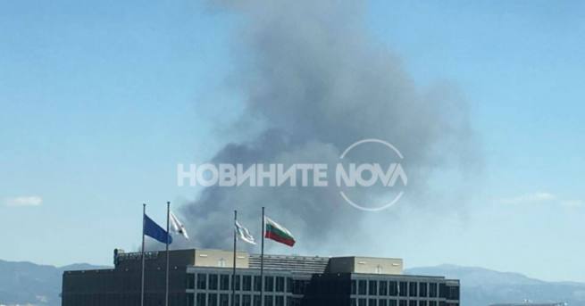 Голям пожар избухна в столичния квартал Враждебна в четвъртък по