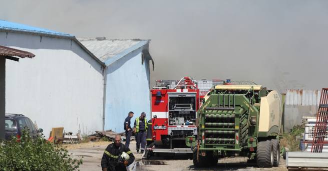 Голям пожар избухна в столичния квартал Враждебна близо до софийското