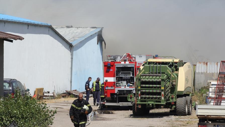 Голям пожар изпепели склад и коли в София