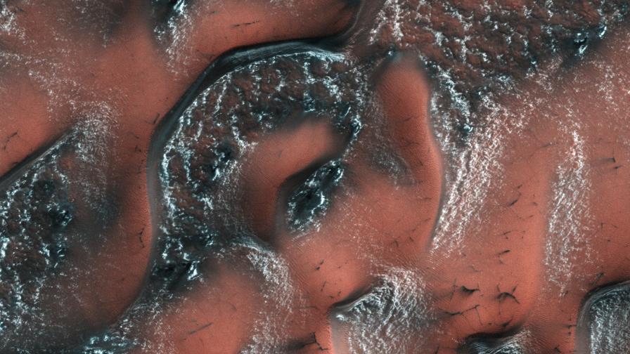 НАСА снима сняг на Марс
