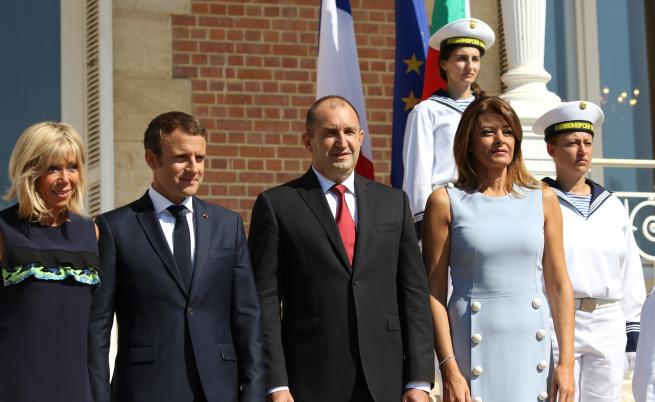  Румен и Десислава Радеви посрещат семейство Макрон пред двореца в Евксиноград 