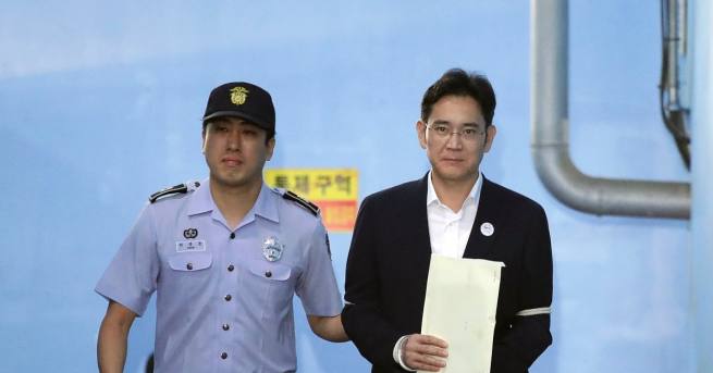 Наследникът на Самсунг Лий Джей Йонг е осъден на пет
