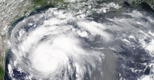 Ураганът Харви се приближава до островния град Галвестън на брега